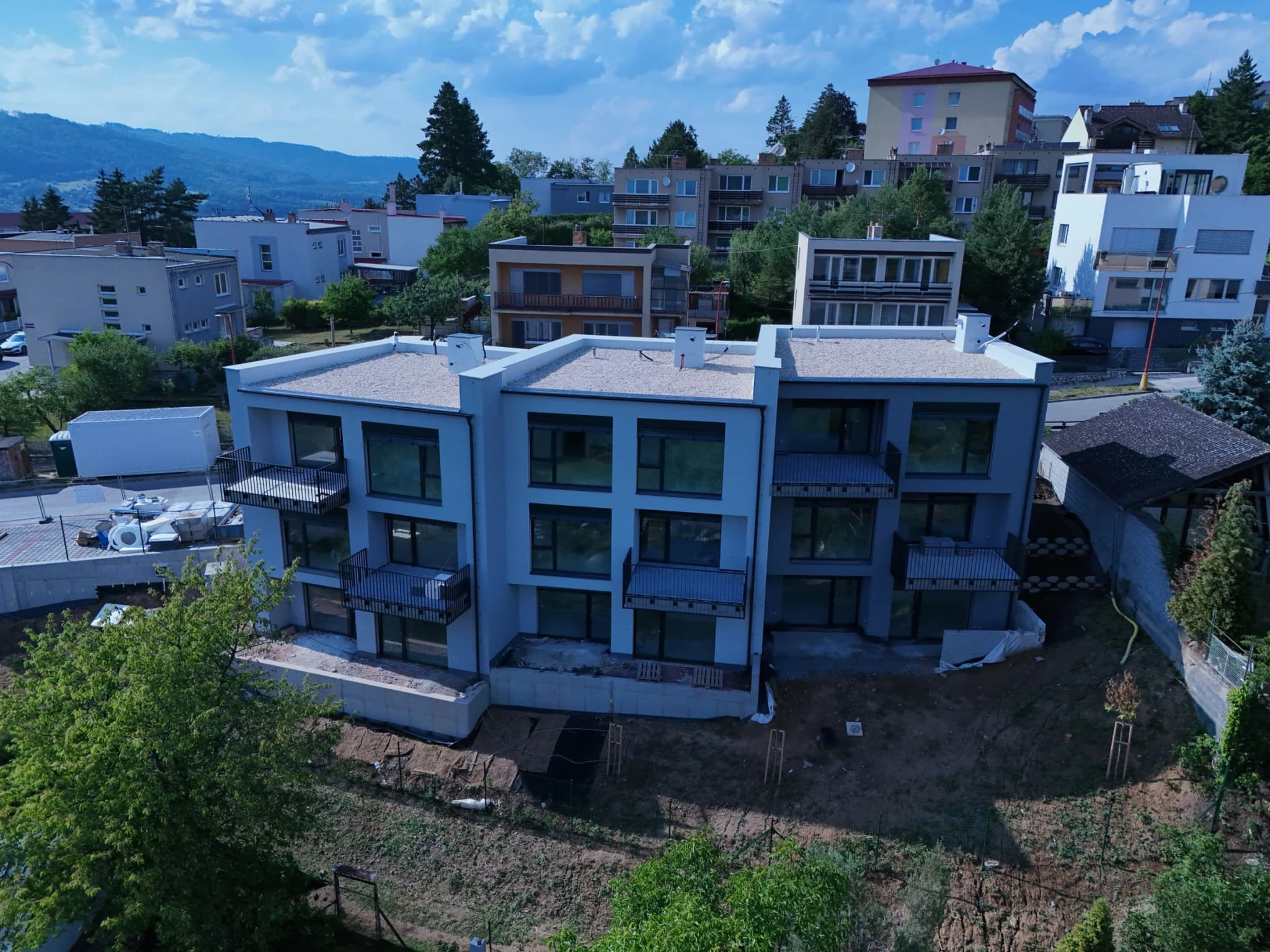 Trio Homes – aktuální stav výstavby, pohled z dronu na dokončenou hrubou stavbu