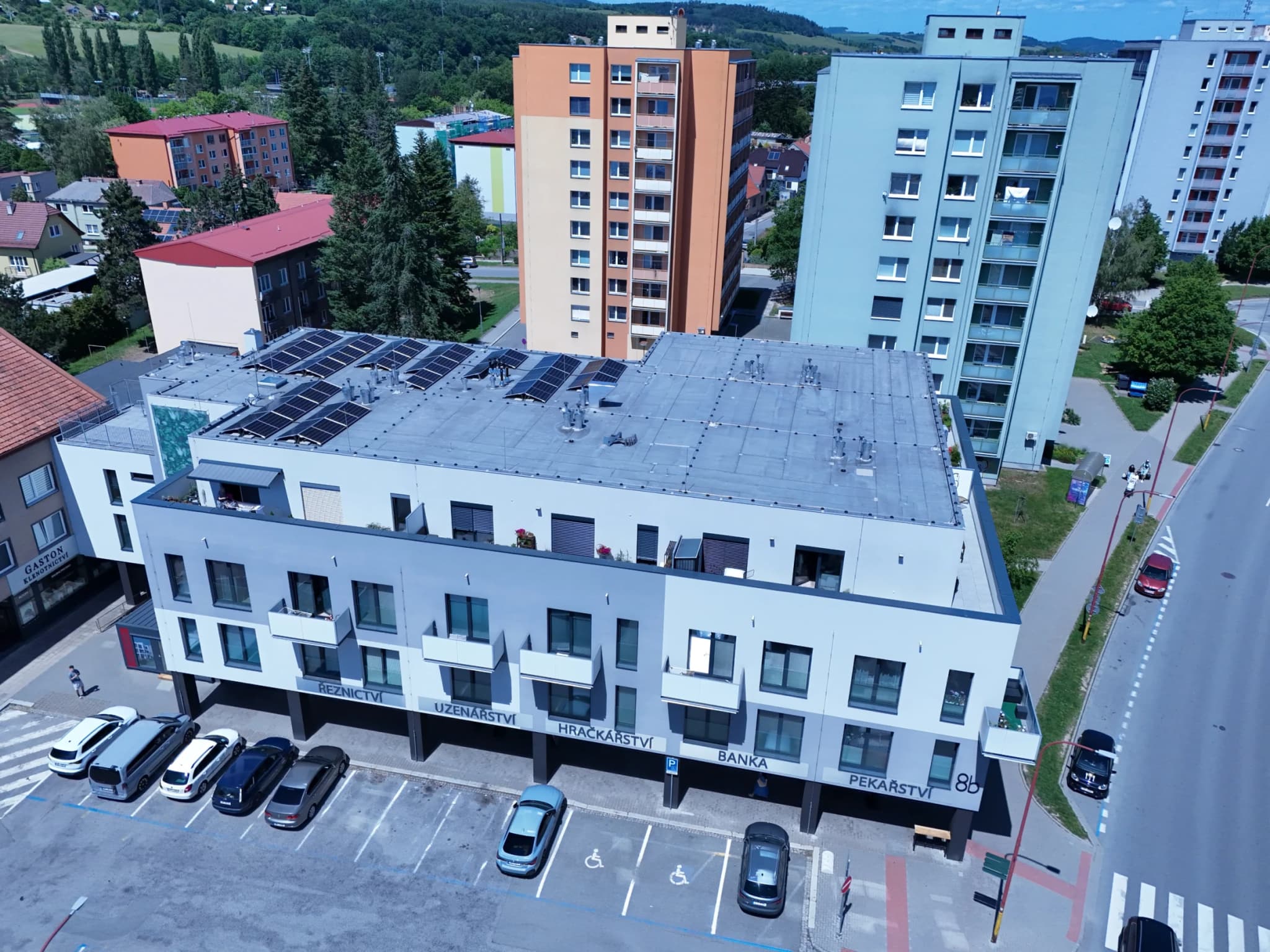 Rezidence 8b v Blansku – letecký pohled na budovu s fotovoltaikou a střešními terasami